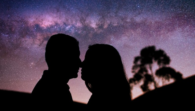 two_kissing_in_the_night